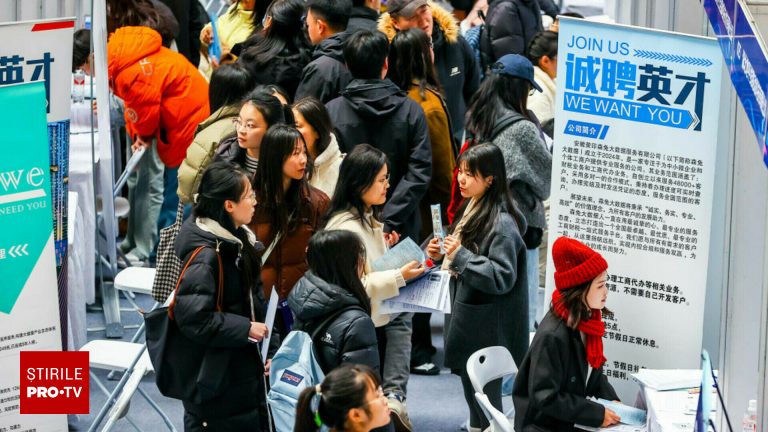 Cand absolvi devii somer Tinerii supracalificati din China lucreaza ca soferi livratori sau figuranti
