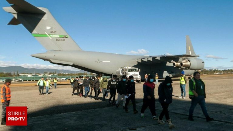 Columbia a interzis intrarea avionelor militare americane cu migranti expulzati