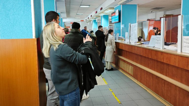 Cozi uriase la taxe si impozite Oamenii asteapta ore pentru a plati mai putin