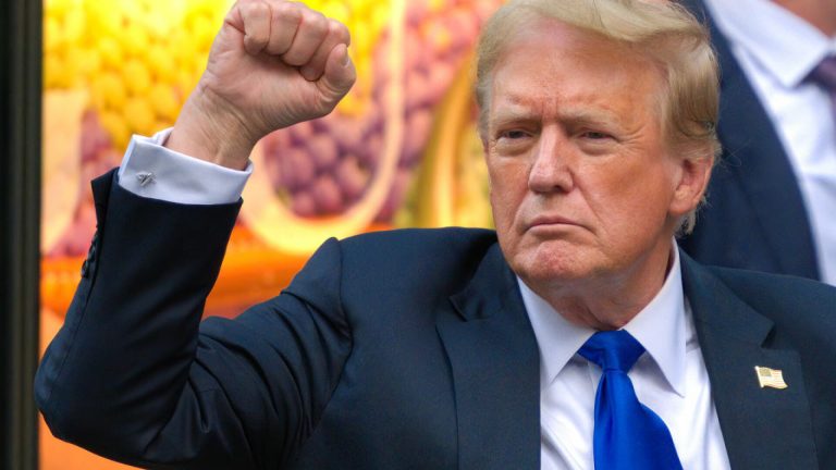 Donald Trump ar fi anuntat semnarea a 100 de ordine executive