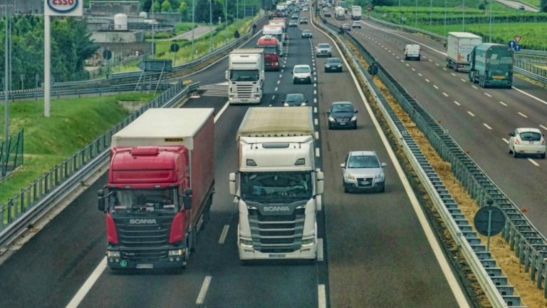 Judetul introduce o taxa noua pentru TIRuri
