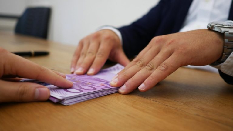 Pana la ce varsta poti lua un credit la banci
