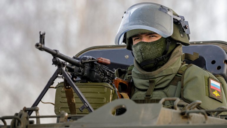 Politist rus filmat batand soldati raniti