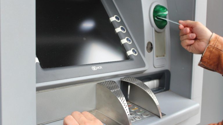 Romania are bancomate la oras la tara mai rar