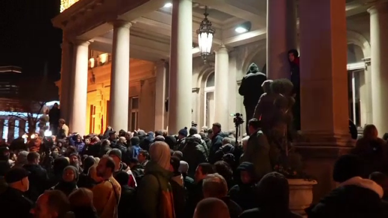 Sarbii au protestat in ploaie loialistii au contramanifestat Se anunta greva generala