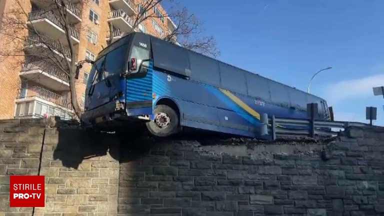 Sofer de autobuz din New York lovind parapet vehicul suspendat 4 metri