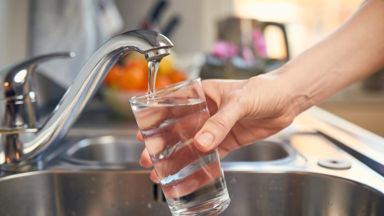 Studiu Apa de la robinet si imbuteliata din Franta este contaminata