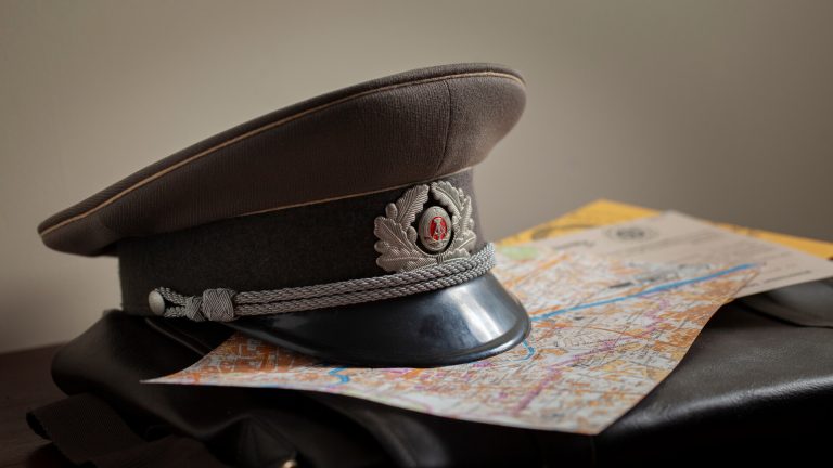 Un spion KGB notoriu pacalit sa arunce 100000 de dolari de la balcon