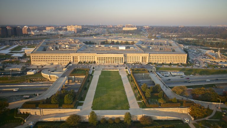 Administratia Trump reduce personalul federal Pentagonul concediaza 5400