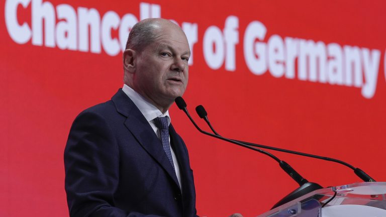 Cancelarul Olaf Scholz acuza vicepresedintele american de interferenta