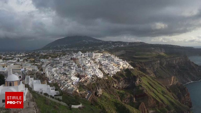 Localnicii din Santorini patruleaza noaptea pentru a alunga hotii