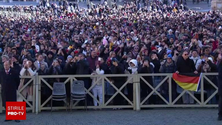 Oameni se aduna la spital pentru Papa Francisc