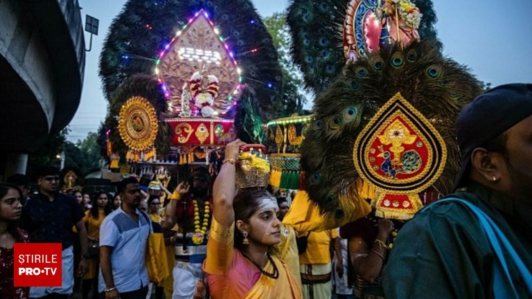 Sute de mii de hindusi din Malaysia celebreaza Thaipusam