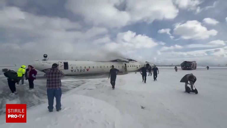 Un avion Delta Air Lines s a rasturnat la aterizare in Toronto 18 raniti VIDEO