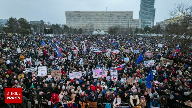 Zeci de mii de persoane au protestat in Slovacia impotriva premierului Robert Fico