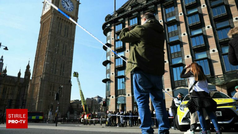 Barbat cu steag palestinian pe Big Ben Londra paralizata