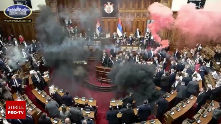 Deputatii au folosit grenade fumigene si s au batut in Parlamentul Serbiei un deputat e critic
