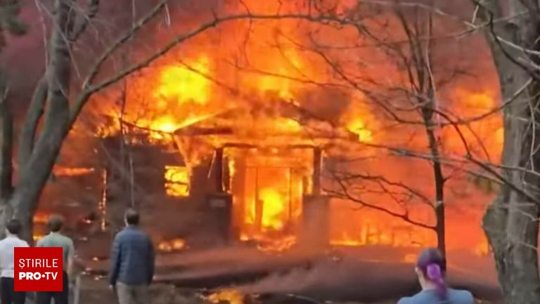 Momentul prabusirii unui avion peste casa in SUA