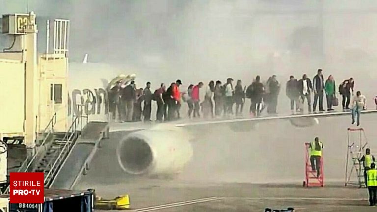 Pasageri evacuati pe aripa avionului din cauza incendiului