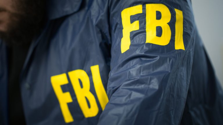Un agent FBI care a criticat Trump inculpat pentru scurgere de documente clasificate