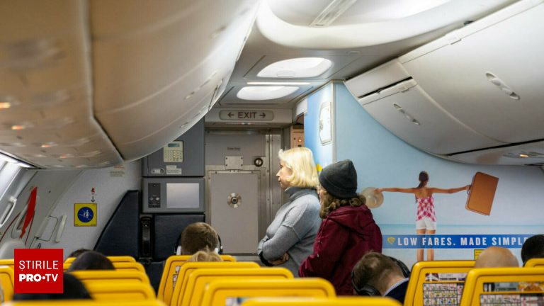 Un pasager constipat scos fortat din toaleta avionului