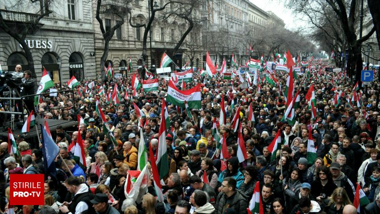 Zeci de mii de oameni protesteaza la Budapesta dupa declaratia lui Viktor Orban despre opozanti