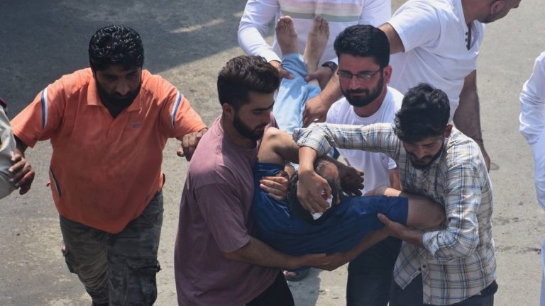 Atac armat in Kashmir zeci de turisti ucisi