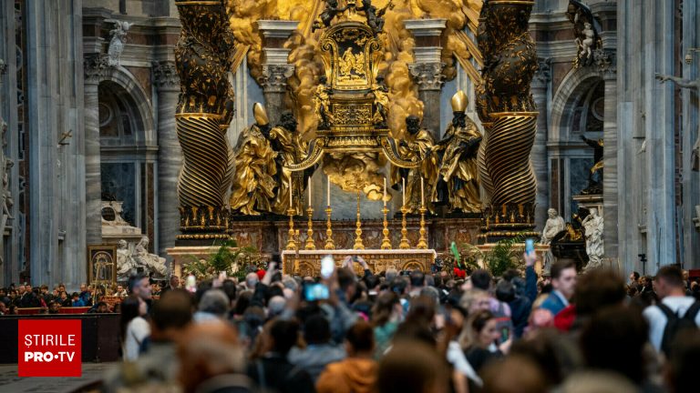 Cozi uriase la Vatican Credinciosi il omagiaza pe Papa Francisc