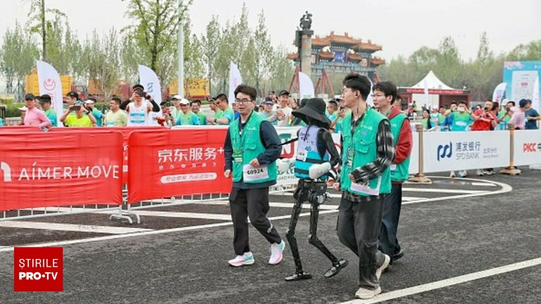 Primul semi maraton cu roboti umanoizi din lume organizat in China