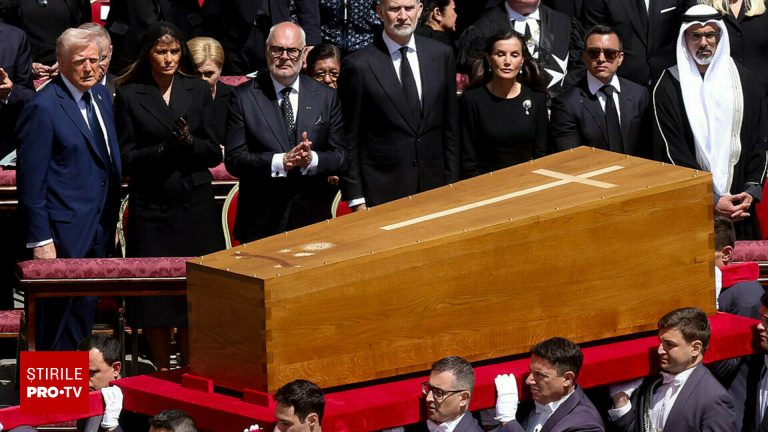 Sute de mii s au adunat in piata Sf Petru pentru Papa Francisc