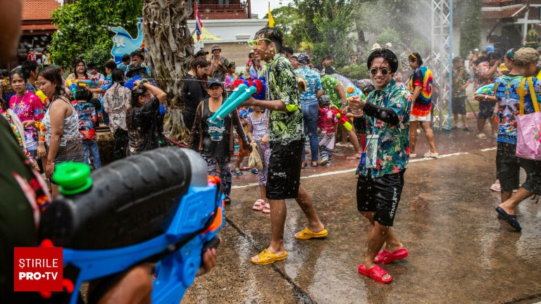Thailanda celebreaza Anul Nou cu festivalul apei