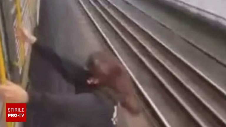 Tineri din Australia filmat agatati de un tren
