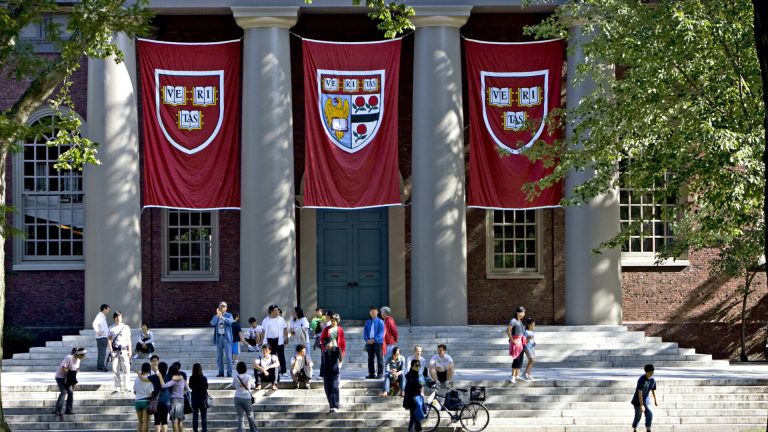 Trump vrea sa taie subventiile Universitatii Harvard