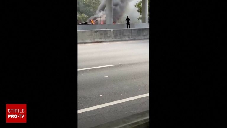 Un avion mic sa prabusit in SUA peste o masina Trei morti VIDEO