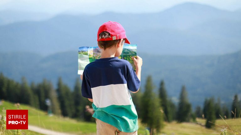 Un copil de 4 ani uitat pe munte de mama