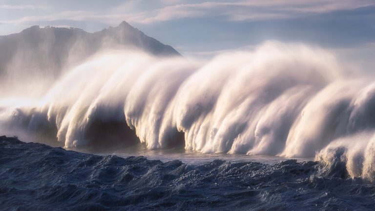 Valuri Uriase Lovesc Coasta Australiei Bilantul Mortilor