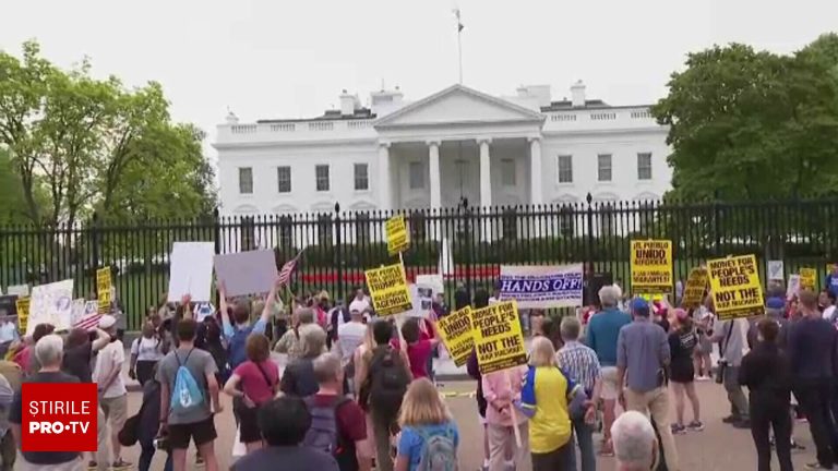 Zeci de mii au protestat de Paste impotriva lui Trump