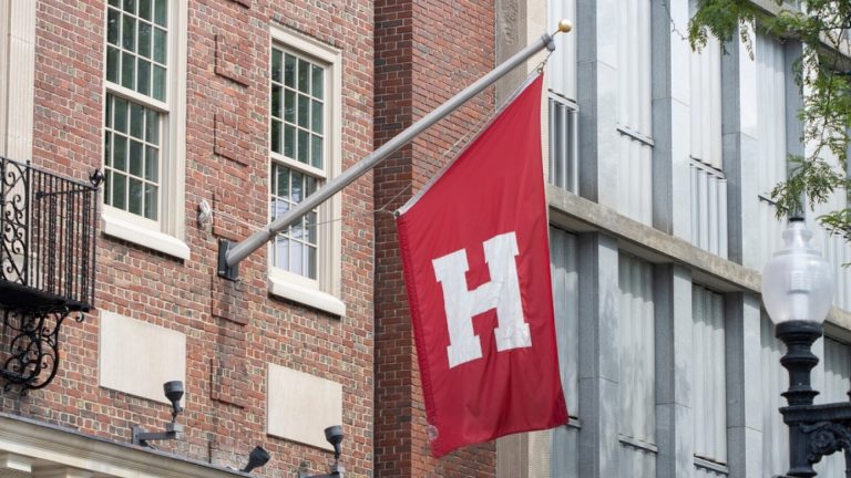 Administratia Trump a interzis Harvard sa accepte studenti straini
