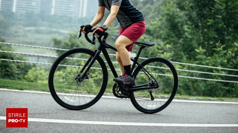 Barbat surprins pe bicicleta cu copilul in pericol