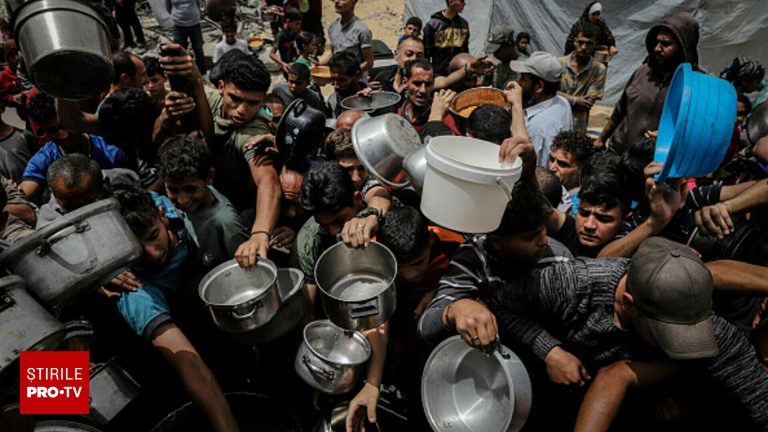 Copiii din Gaza cauta hrana in gunoaie ajutor blocat