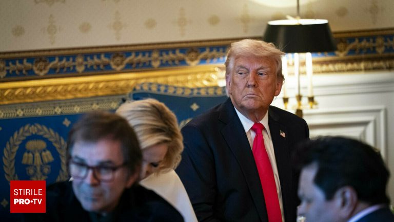 Imaginea controversata a lui Trump ca papa provoaca indignare
