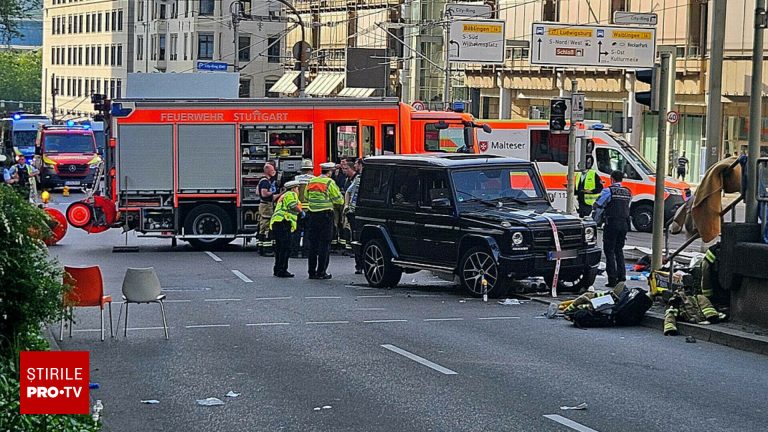 O masina a lovit o multime in Stuttgart