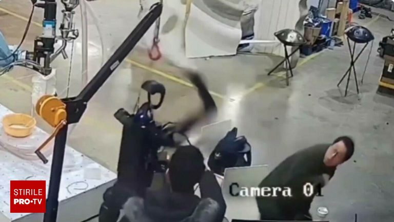Robot umanoid devine agresiv si ataca oameni VIDEO
