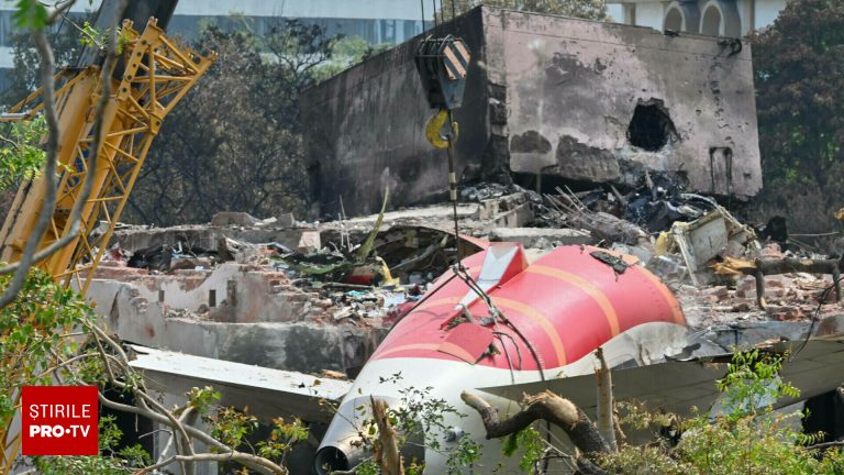 Anchetatorii exploreaza mai multe scenarii in cazul avionului prabusit din India