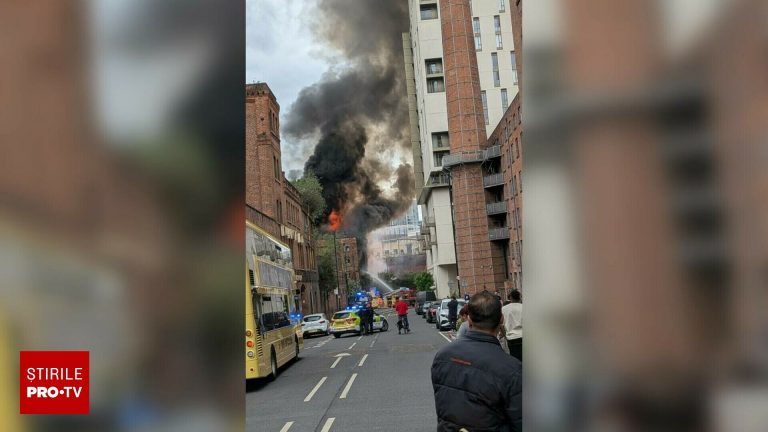 Incendiu la o cladire din Manchester Vad fum negru VIDEO