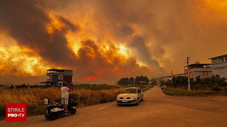 Peste 50000 de persoane evacuate din cauza incendiilor din Turcia
