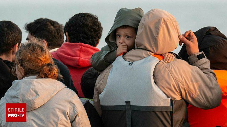 Politia franceza priveste cum migrantii se inghesuie in barci