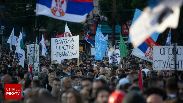Protestatarii au ridicat baricade in Belgrad Vucic refuza anticipatele