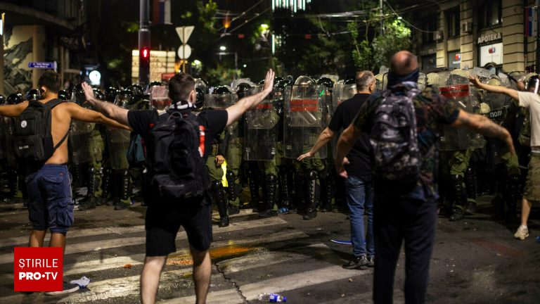 Proteste violente la Belgrad pentru demisia lui Vucic