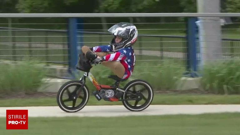 Un băiețel de 4 ani uimește cu bicicleta. Un baieel de 4 ani uimete cu bicicleta